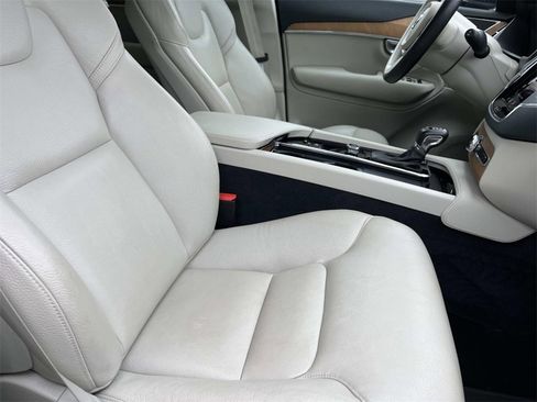 Used 2022 Volvo XC90 T6 Momentum w/ Climate Package image 24