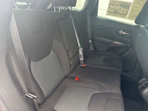 Used 2021 Jeep Cherokee Latitude FWD image 27