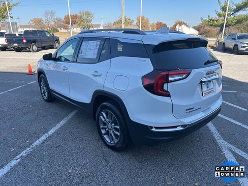 Used 2024 GMC Terrain SLT image 23