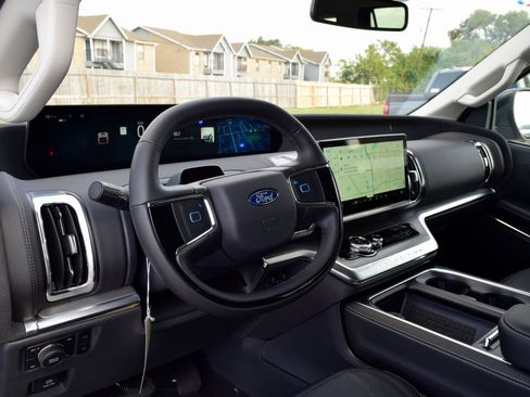 New 2025 Ford Expedition Platinum w/ Driver's Package image 17