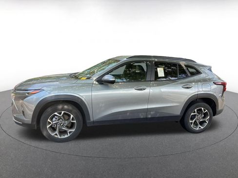 Used 2025 Chevrolet Trax LT FWD image 4