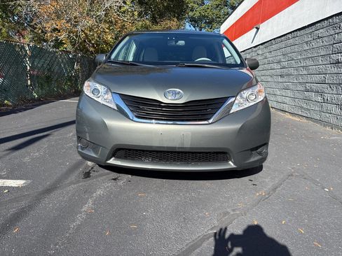 Used 2014 Toyota Sienna LE image 1
