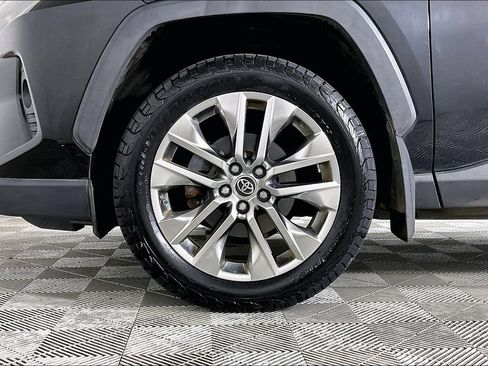 Used 2019 Toyota RAV4 XLE Premium w/ Cold Weather Package AWD/4WD image 8