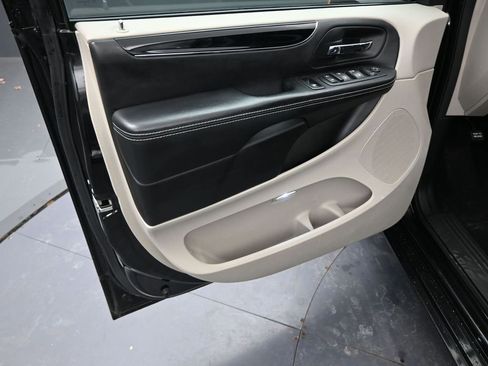 Used 2016 Dodge Grand Caravan SE image 17