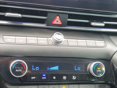 Used 2025 Hyundai Elantra SEL FWD image 22