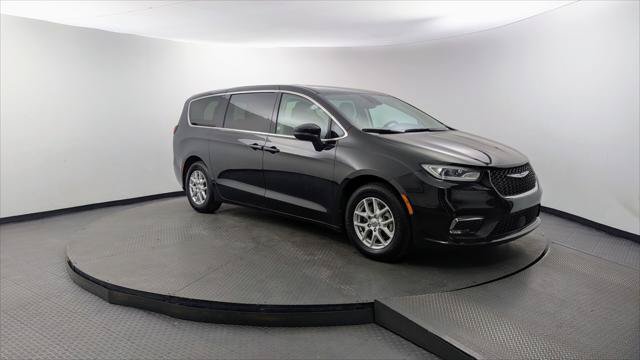Used 2023 Chrysler Pacifica Touring-L FWD image 11