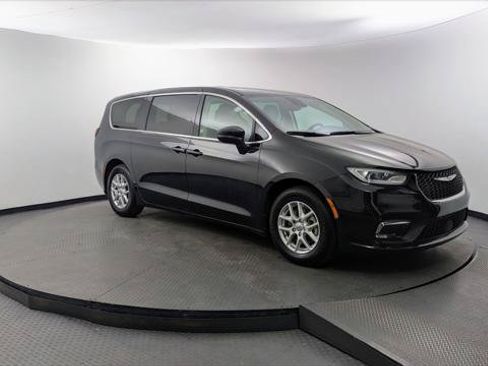 Used 2023 Chrysler Pacifica Touring-L FWD image 11