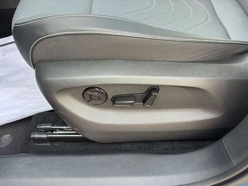 Certified 2025 Volkswagen Tiguan SE image 12