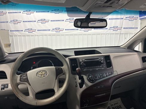 Used 2011 Toyota Sienna XLE image 2