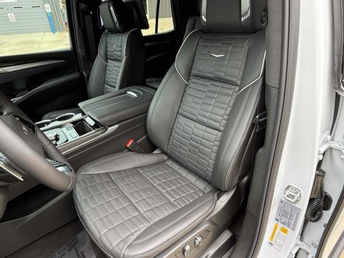 Used 2026 Cadillac Escalade V w/ LPO, ONYX Package AWD/4WD image 31