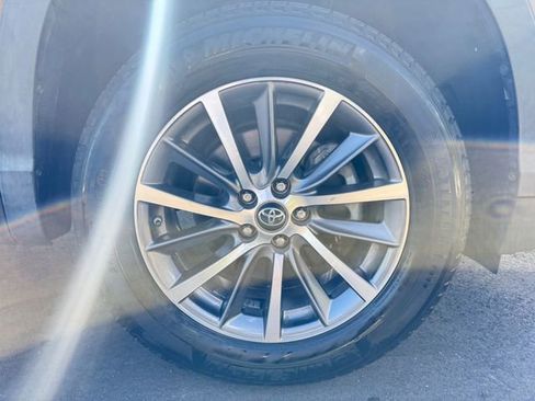 Used 2018 Toyota Highlander XLE image 16