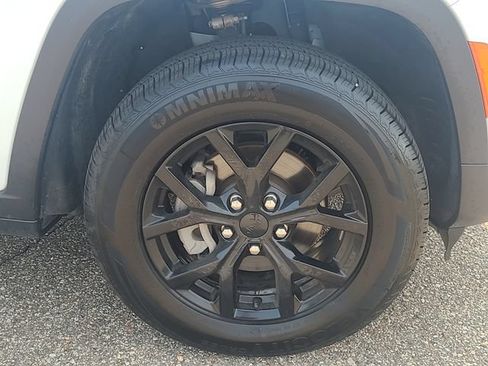 Used 2025 Jeep Grand Cherokee Altitude AWD/4WD image 9