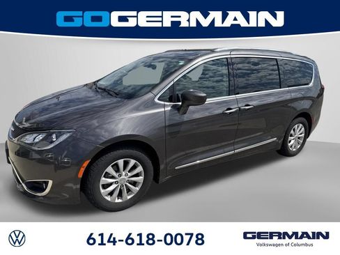 Used 2018 Chrysler Pacifica Touring-L FWD image 1