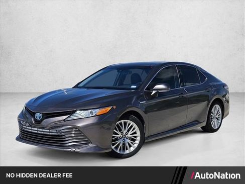 Used 2020 Toyota Camry XLE FWD image 1