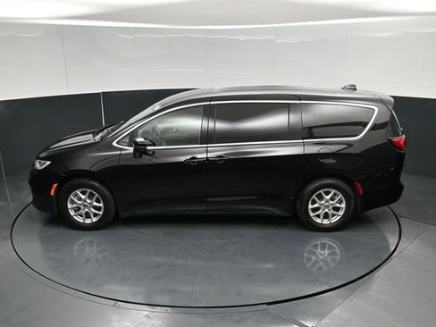 Certified 2024 Chrysler Pacifica Touring-L FWD image 53
