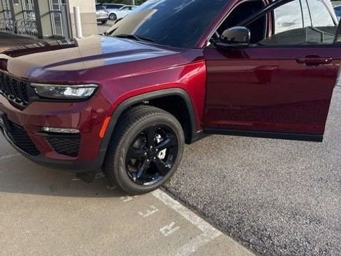 Used 2025 Jeep Grand Cherokee Limited w/ Black Appearance Package image 1