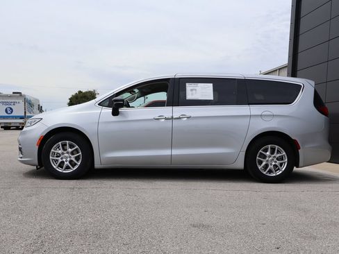 Used 2024 Chrysler Pacifica Touring-L FWD image 2