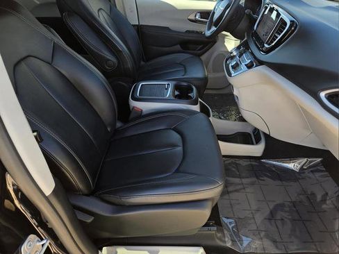 Used 2024 Chrysler Pacifica Touring-L FWD image 27