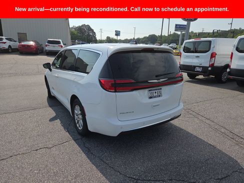 Used 2025 Chrysler Pacifica Select FWD image 5
