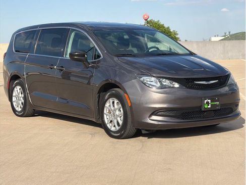 Used 2023 Chrysler Voyager LX FWD image 4