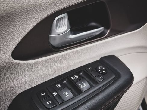 Used 2018 Chrysler Pacifica Touring-L FWD image 8