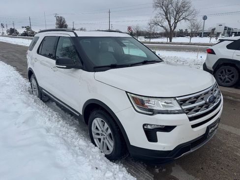 Used 2018 Ford Explorer XLT w/ Equipment Group 202A image 7