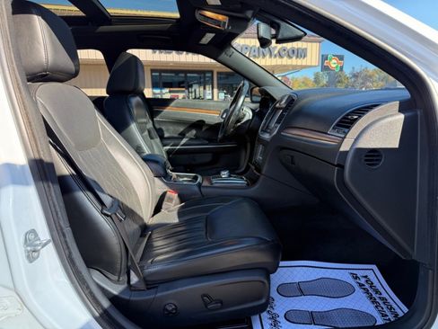 Used 2017 Chrysler 300 C Platinum image 11