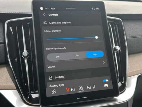 Certified 2025 Volvo XC90 B6 Plus image 33