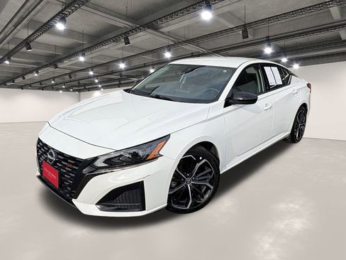 Used 2023 Nissan Altima 2.5 SR image 1