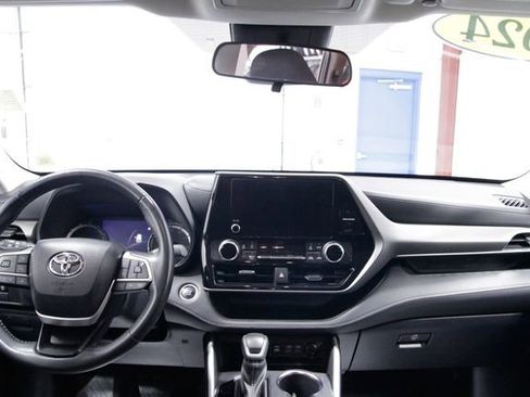 Used 2024 Toyota Highlander LE image 16
