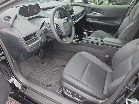 Used 2025 Toyota Prius FWD image 10