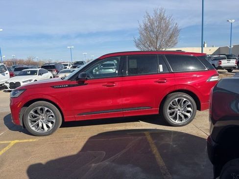 New 2026 Lincoln Aviator AWD w/ Jet Appearance Package image 11