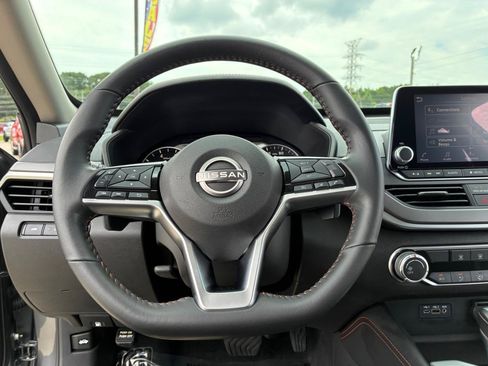 Used 2024 Nissan Altima 2.5 SR FWD image 14