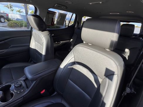 Used 2023 GMC Acadia SLT image 13