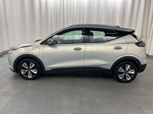 Used 2022 Chevrolet Bolt EUV LT w/ Convenience Package FWD image 3