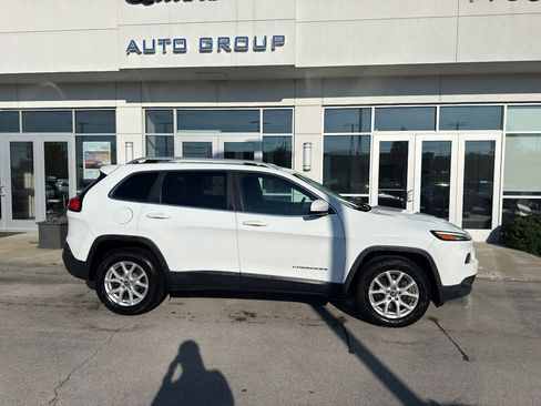 Used 2016 Jeep Cherokee Latitude w/ Cold Weather Group AWD/4WD image 2