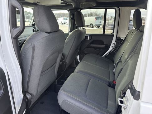 Used 2025 Jeep Wrangler Sahara image 13