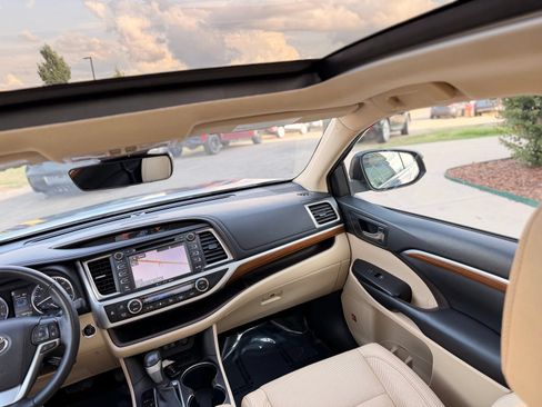 Used 2019 Toyota Highlander Limited Platinum FWD image 29