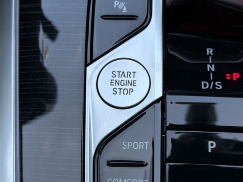 Certified 2025 BMW X7 xDrive40i w/ M Sport Package AWD/4WD image 11