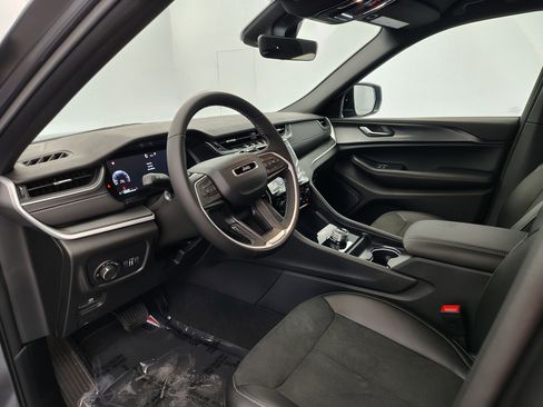 New 2025 Jeep Grand Cherokee Altitude image 36