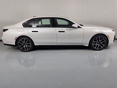 New 2026 BMW 750e xDrive image 6