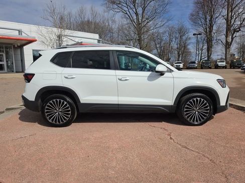 Used 2025 Volkswagen Taos SE FWD image 6