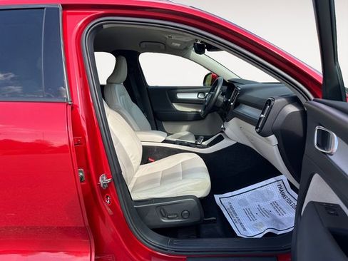 Used 2019 Volvo XC40 T4 Momentum image 15