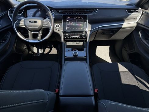 New 2025 Jeep Grand Cherokee Laredo w/ Luxury Tech Group I image 30