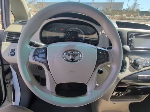 Used 2013 Toyota Sienna LE w/ Towing Pkg AWD/4WD image 12