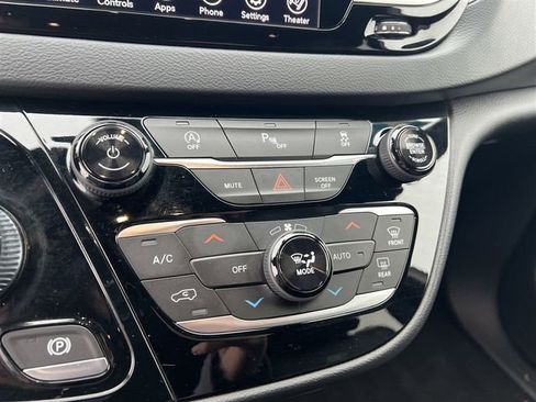 Used 2020 Chrysler Pacifica Touring-L image 19