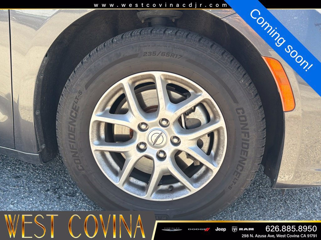 Used 2023 Chrysler Pacifica Touring-L FWD image 5