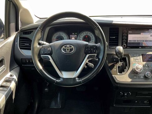 Certified 2020 Toyota Sienna SE Premium image 5