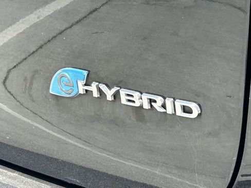 Used 2023 Chrysler Pacifica Limited FWD image 4