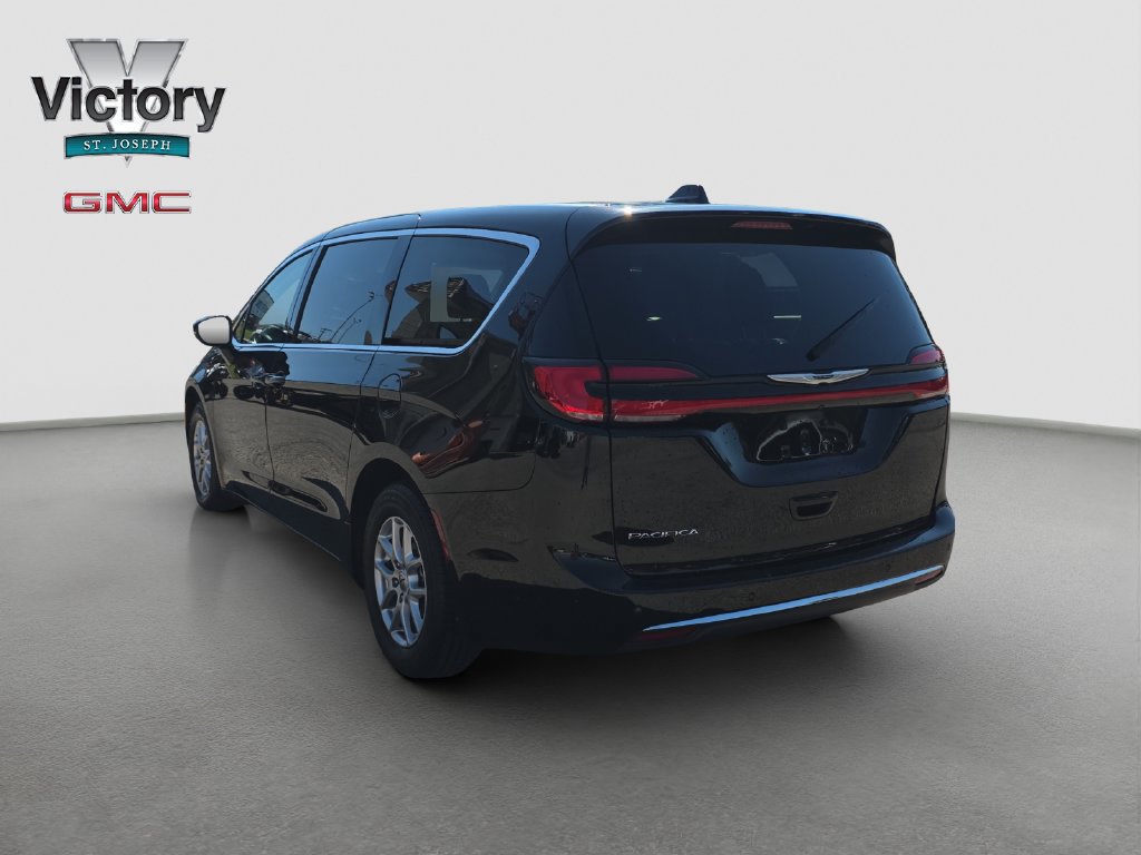 Used 2024 Chrysler Pacifica Touring-L FWD image 15